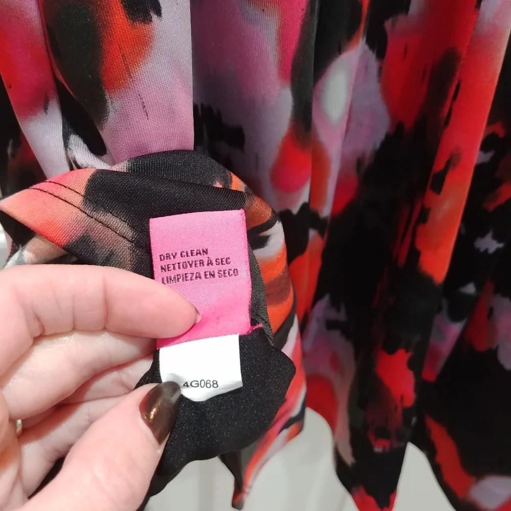 Betsey Johnson flirty abstract red & black swing dress w/ cap sleeves size 2